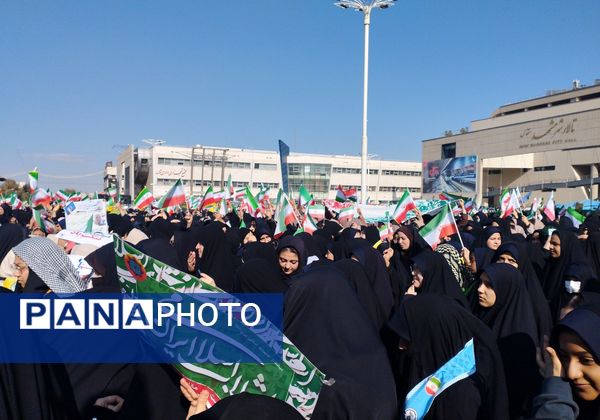 راهپیمایی ۱۳ آبان در میدان شهدا مشهد