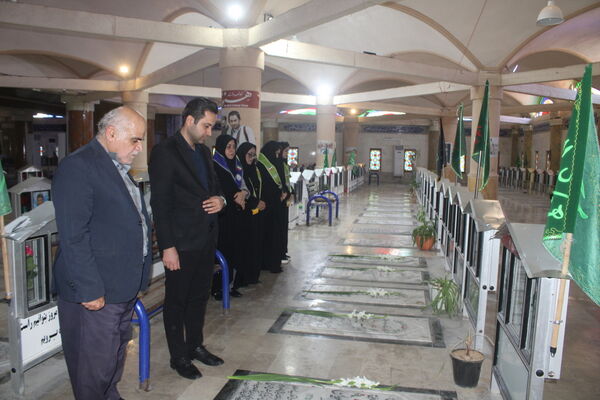 تجدید میثاق مدیر سازمان دانش آموزی استان بوشهر با شهدا