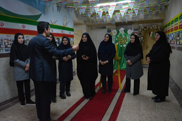 فانوس به دبیرستان حکمت آمد