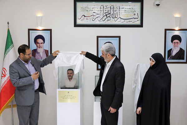 رونمایی از سردیس شهیدان رجایی و باهنر در دفتر وزیر آموزش و پرورش