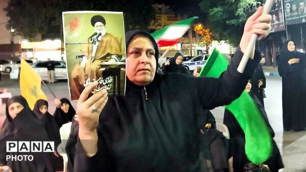 عهدِ خونینِ خرم‌ آباد با رهبرِ شهید؛ از مشت‌‌هایِ گره‌ کرده تا پرچم‌‌هایِ برافراشته
