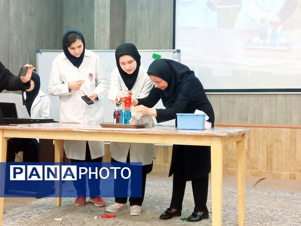 نمایشگاه دست‌سازه در دبیرستان مصلی نزاد حضرت زهرا(س) ناحیه سه