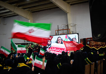 حضور دانش‌آموزان کرمانشاهی در وداع با رهبر شهید