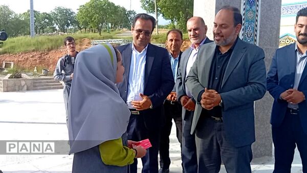 غبار رویی گلزار شهدا با حضور معاون پرورشی و فرهنگی ورزات آموزش و پرورش در یاسوج 
