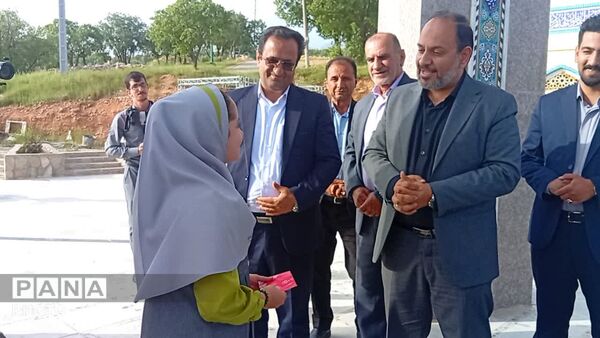 غبار رویی گلزار شهدا با حضور معاون پرورشی و فرهنگی ورزات آموزش و پرورش در یاسوج 