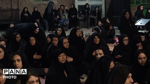 نهمین شب از مراسم عزاداری امام حسین همراه با هئیت زنجیر زنی در مسجد الغدیر