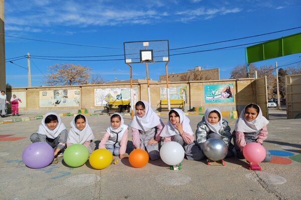 آزمایش ساخت ماشین بادکنکی در دبستان شاهد نرگس جاجرم