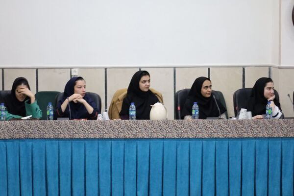 دیدار جمعی از تشکل‌های دانش‌آموزی یزد با مدیرکل آموزش‌ و پرورش