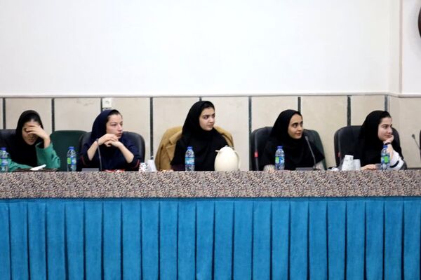دیدار جمعی از تشکل‌های دانش‌آموزی یزد با مدیرکل آموزش‌ و پرورش