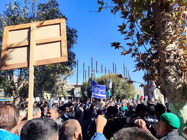 حضور پر شور دانش آموزان نیشابوری در راهپیمایی ١٣ آبان