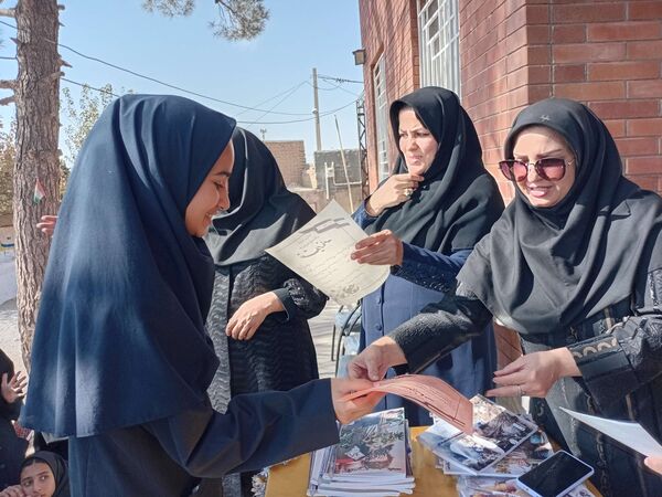 تقدیر از دانش آموزان منتخب هفته بهداشت روان در دبیرستان مادرمهربان خلیل آباد