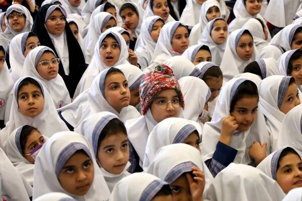 تجلیل از خیر مدرسه‌ساز دبستان دخترانه شاهد پوررضایی