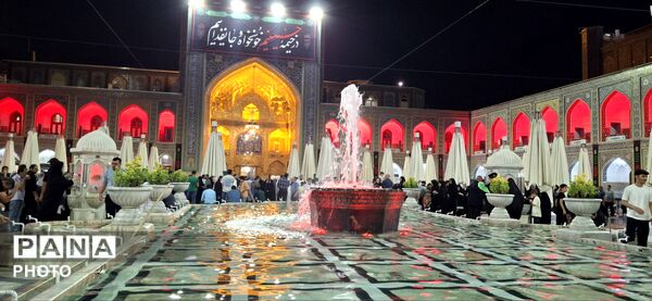 حرم امام رضا(ع) سیاه پوش عزای حسین‌(ع) شد