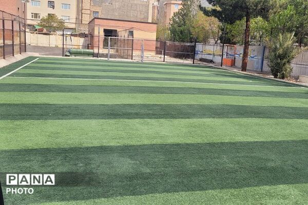 ادای احترام به شهدای دانش‌آموز میناب با رونمایی از زمین چمن و کاشت نهال در بهارستان‌دو