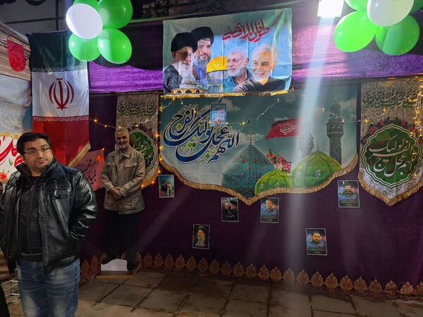 شادی مردم در کوچه وخیابان‌های مشهد در شب نیمه شعبان