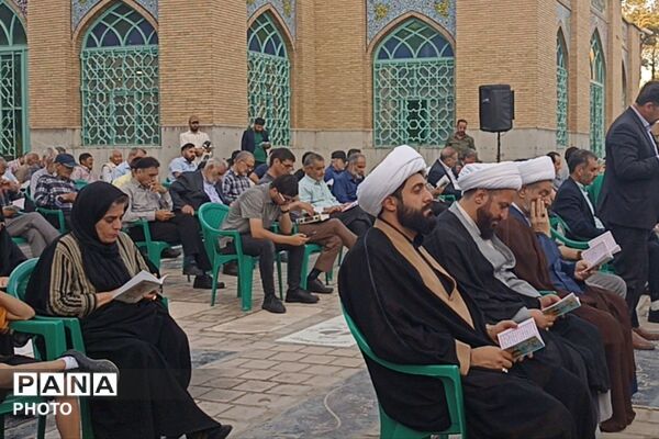 قرائت دعای عرفه با حضور عاشقان در امامزاده عمادالدین رباط‌کریم