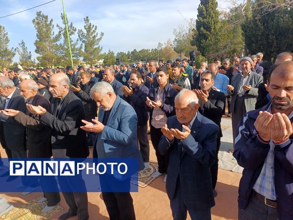 نماز عید فطر در گلزار شهدا شهرستان کوهپایه