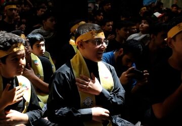 حضور نوجوانان در آیین «احلی من العسل» رواق امام خمینی حرم رضوی