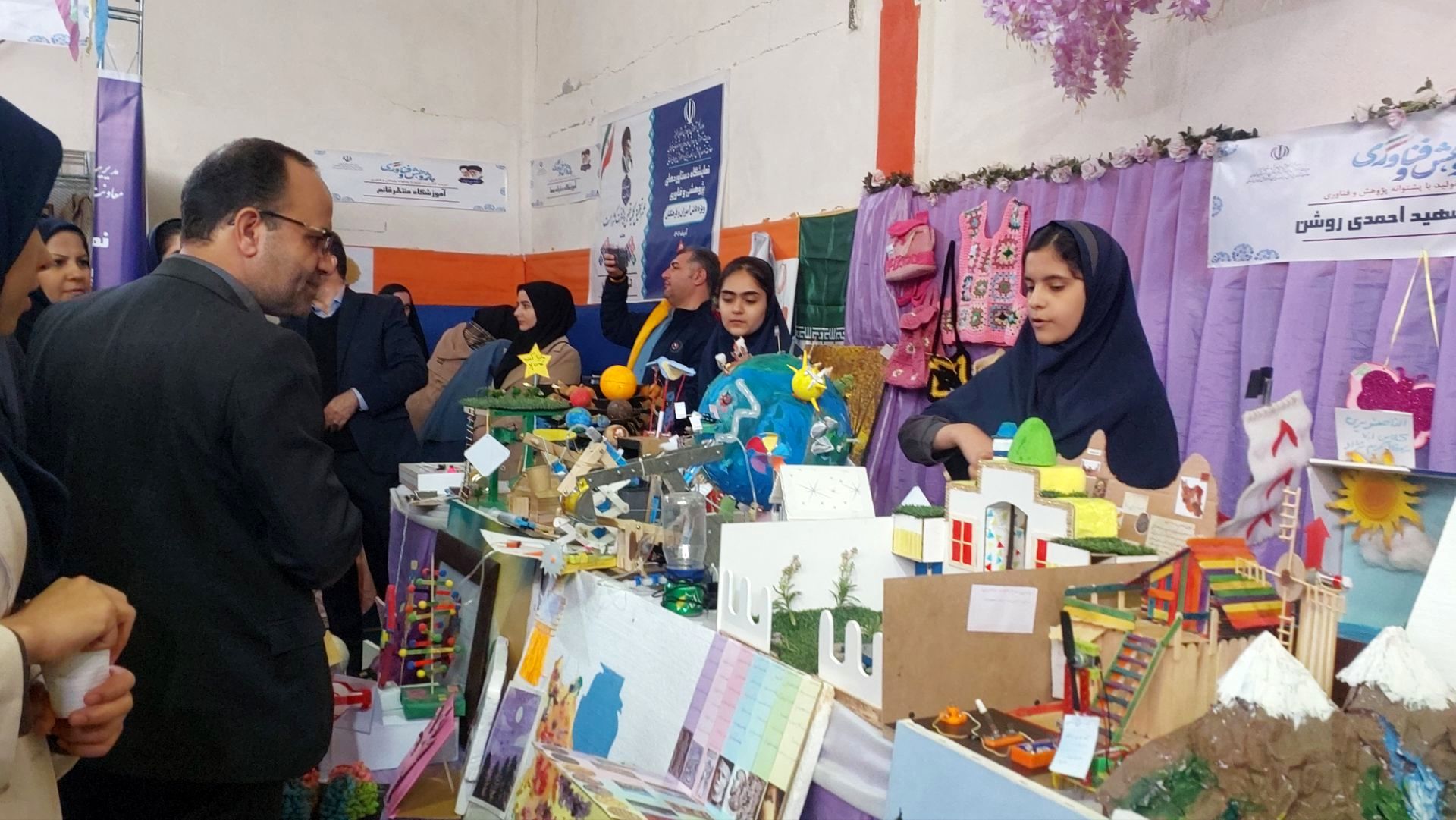 نمایشگاه هفته پژوهش در دبیرستان احمدی روشن شهرستان فردیس