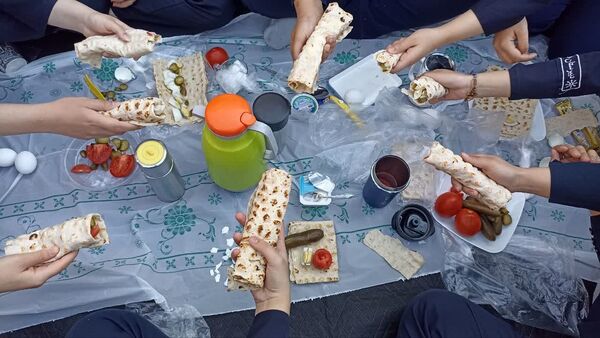 محفل قرآنی همراه با صبحانه سالم در دبیرستان فرزانگان ۲