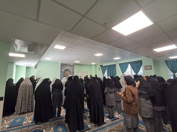 برگزاری نماز جماعت در دبیرستان شهدای فرهنگی