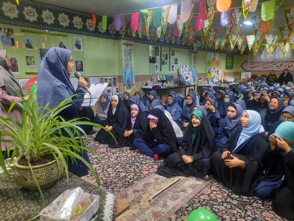 جشن با شکوه انقلاب در دبیرستان فدک منطقه ۱۲