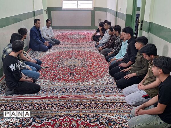 بازدید مدیر آموزشگاه نمونه آیت‌الله خامنه‌ای از قرائت خانه این دبیرستان
