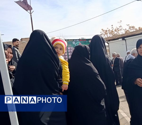 نسل آینده در راهپیمایی ۲۲ بهمن شهرستان کندر دیده شد