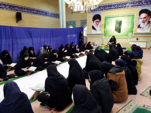 محفل قرآنی دانش‌آموزان در شهر راز