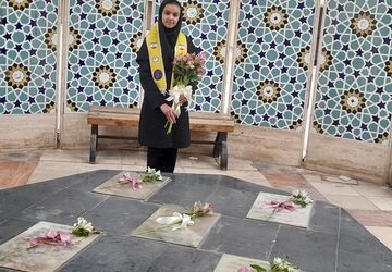 دانش‌آموزان به مزار شهدای گمنام دانشگاه آزاد راهی شدند