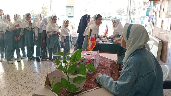 تمرین مردم سالاری در دبستان لطیفه، دانش‌آموزان پای صندوق‌های رأی رفتند