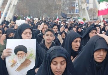 رهبر مابرای عزت کشورمان با شجاعت به شهادت رسید 