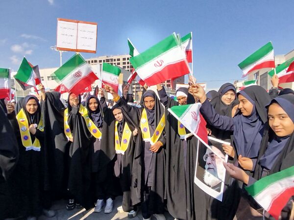 حضور پرشور دانش‌آموزان دبیرستان مهدی خدابنده در راهپیمایی ۱۳ آبان