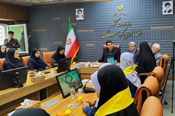 دیدار صمیمی استاندار کردستان با جمعی از دختران نخبه استان