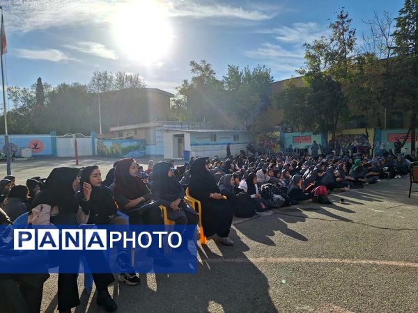 مسابقات ورزشی و اهدای جوایز به ورزشکاران مدال آور در دبیرستان شهید بابایی