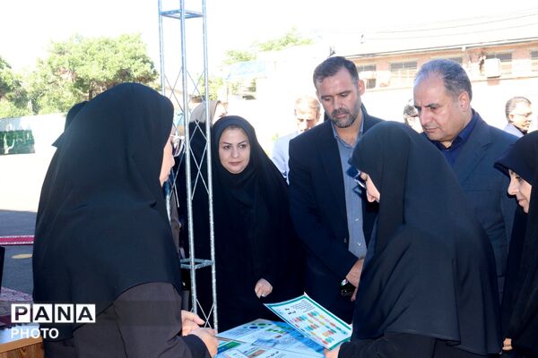 نمایشگاه طرح‌های ارتقا کیفیت آموزش در مقطع ابتدایی استان آذربایجان شرقی با حضور معاون وزیر 
