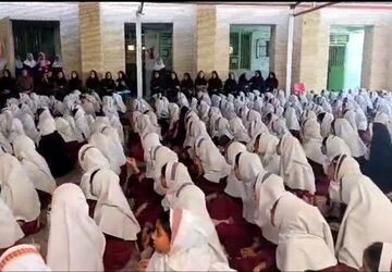 بزرگداشت هفته معلم توسط پیشتازان مدرسه شاهد