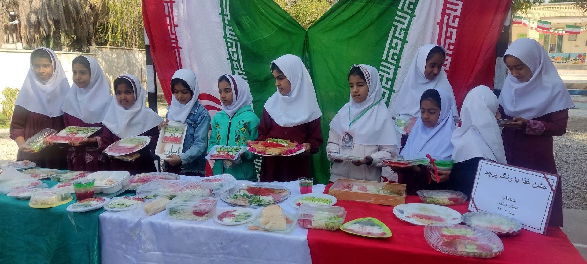 صبحانه نمادین دانش‌آموزان دبستان مولوی فین