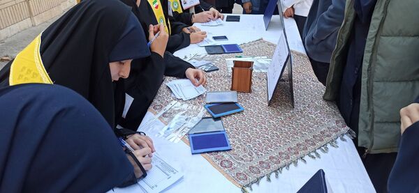 برگزاری انتخابات شورای دانش‌آموزی در مدرسه شاهد آمنه