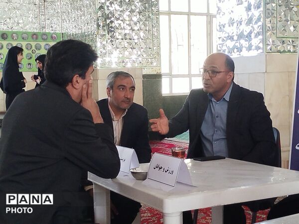 میز ارتباطات مردمی مسئولان شهرستان کاشمر در باغمزار 