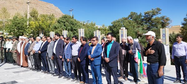 غبارروبی مزار شهدای دفاع مقدس در فریدونشهر