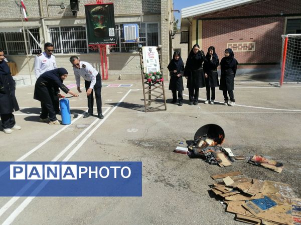 بزرگداشت روز آتش و ایمنی در دبیرستان کوثر فرهنگیان 
