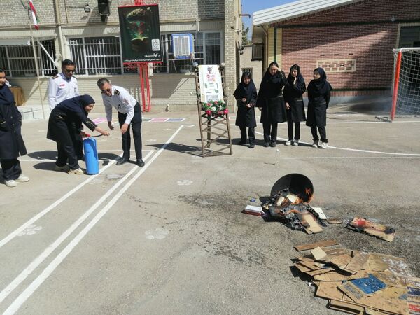 بزرگداشت روز آتش و ایمنی در دبیرستان کوثر فرهنگیان 