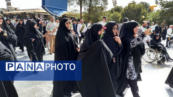 عشق و ارادت زائران حضرت معصومه(س) در قالب کاروان نمادین ورود ایشان به قم