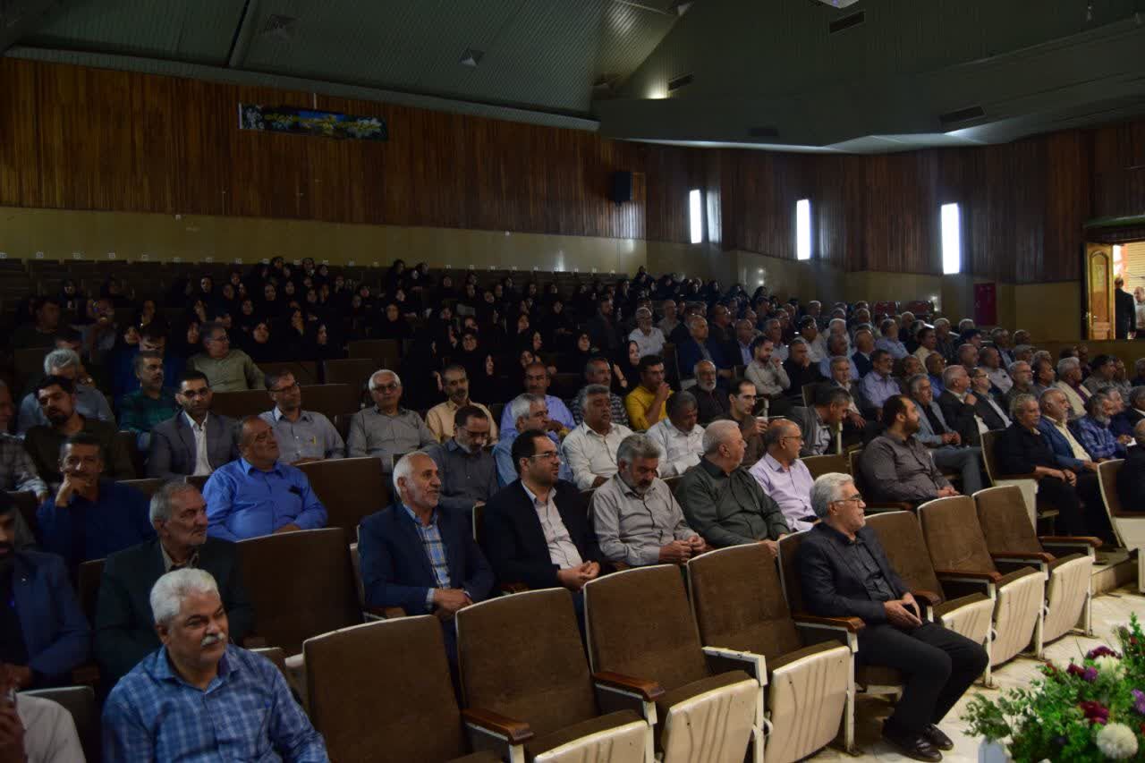 تجلیل از مدیران ۴۰ سال آموزش و پرورش اردکان