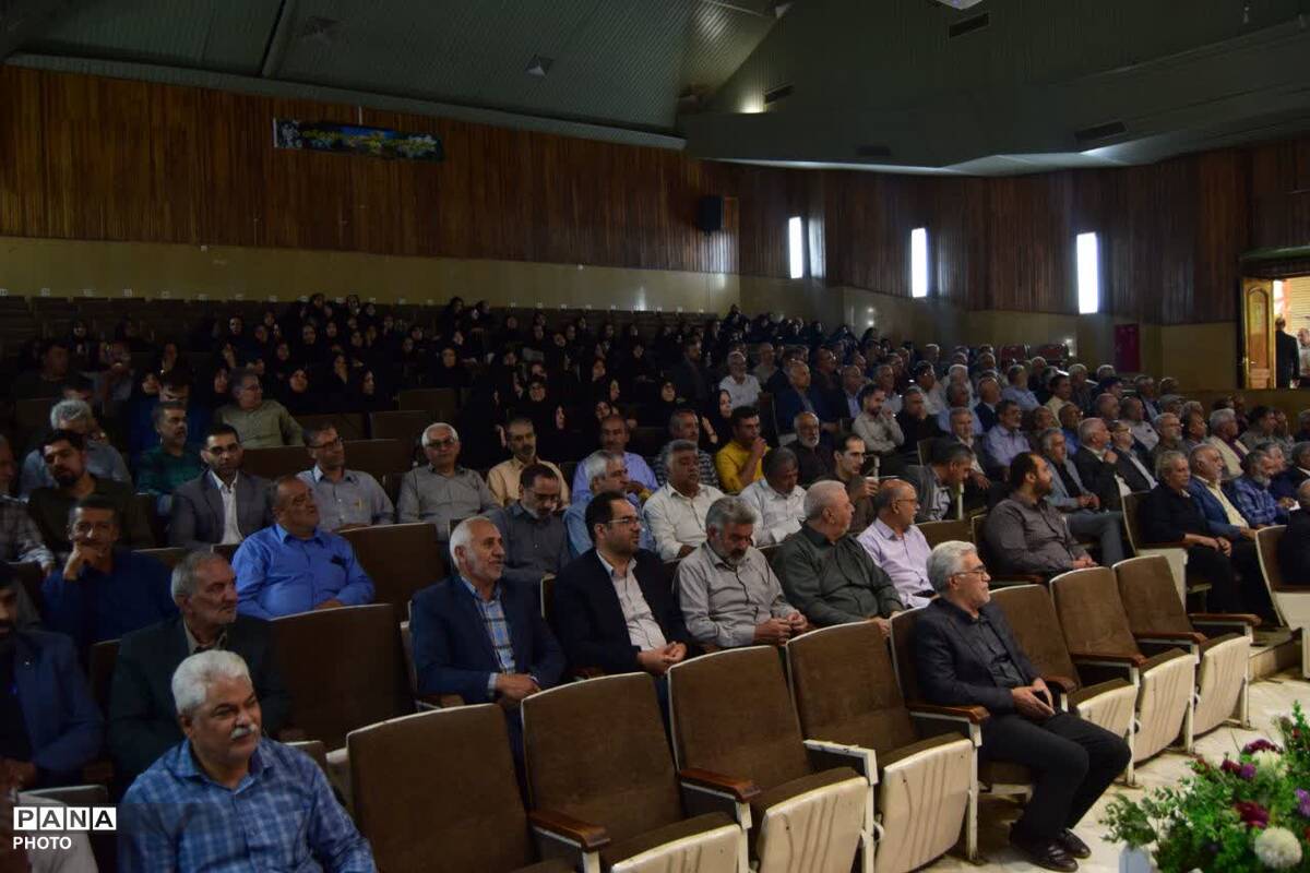 تجلیل از مدیران ۴۰ سال آموزش و پرورش اردکان