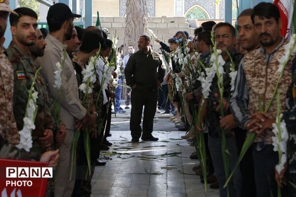 غبارروبی و گلباران مزار شهدای صفادشت همزمان با هفته دفاع مقدس