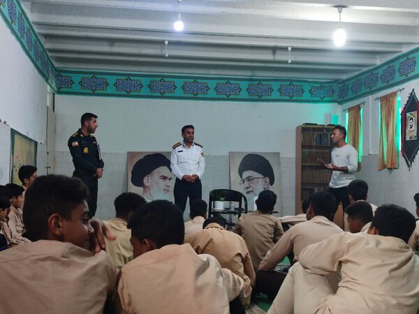 آموزش پیشگیری‌های اجتماعی در دبیرستان پسرانه جزیره بوموسی 
