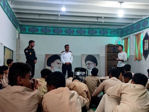 آموزش پیشگیری‌های اجتماعی در دبیرستان پسرانه جزیره بوموسی 