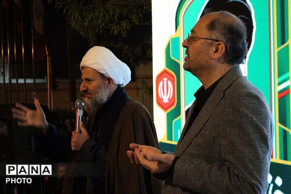 استقبال مردم قرچک از حضور مدیرکل روابط‌عمومی صدا و سیما در اجتماع شبانه